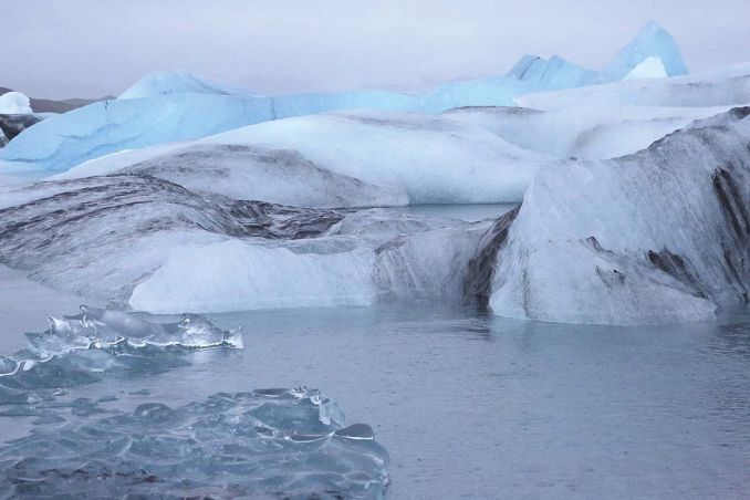 Permatomi, balkšvi, pilkšvi ir melsvi Jokulsaurlouno bei Fjadlsaurlouno ežerų ledkalniai