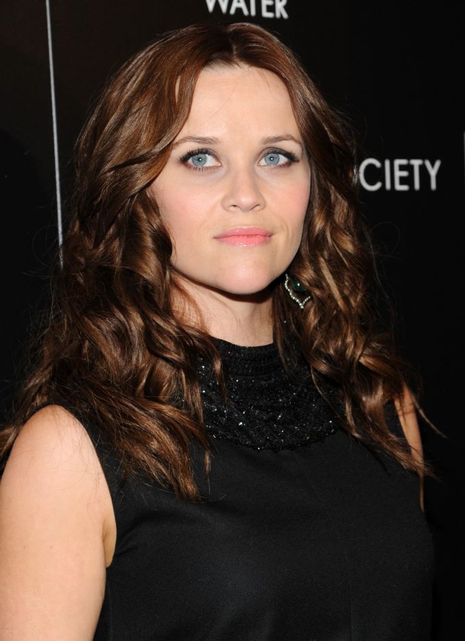 Tamsūs plaukai aktorei Reese Witherspoon pridėjo keletą metų