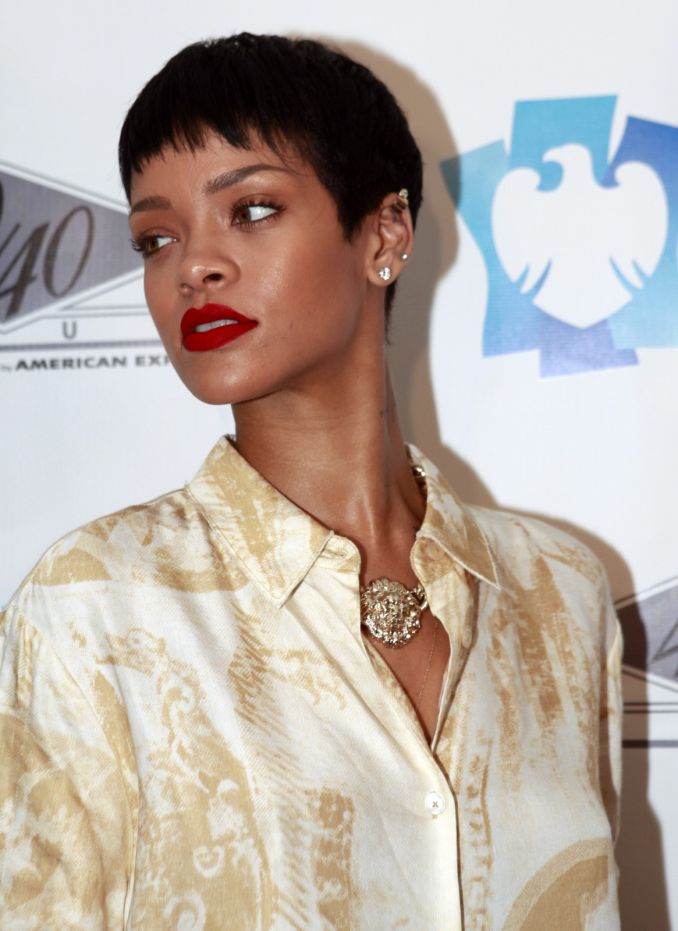 Viena dažniausiai šukuoseną keičiančių garsenybių - atlikėja Rihanna, kartais ji pasirodo visai trumpute šukuosena, o kartais...
