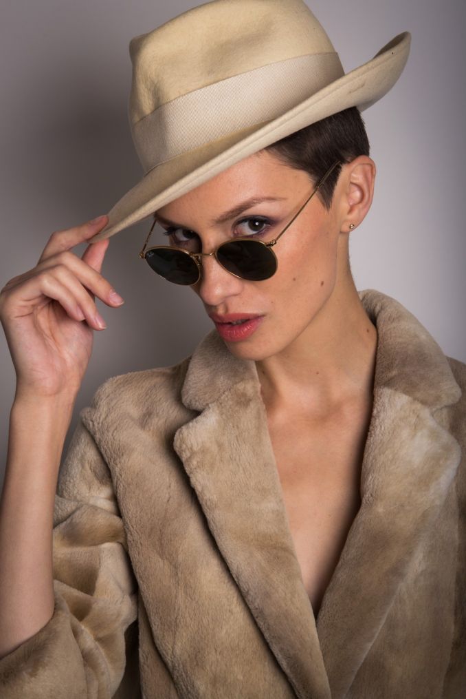 Monikos Račiūnaitės fotosesija. Kailiniai – „A&V“ specialiai „Carolinakmit“, akiniai nuo saulės – „Ray Ban“, skrybėlė (autorius nežinomas).