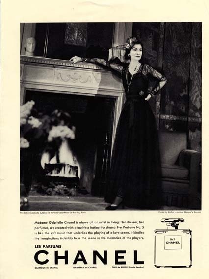 1937-aisiais Coco Chanel pirmąkart ryžosi pati pozuoti garsiojo savo kūrinio reklamai