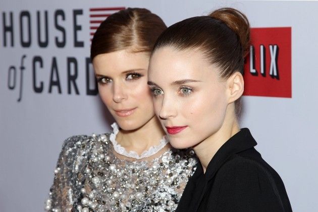 Subtilus kuodelis - greita ir stilinga šukuosena. Kate Mara, Rooney Mara (d.)