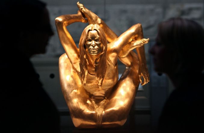 Britų muziejaus ekspozicijoje - supermanekenę Kate Moss vaizduojanti auksinė statula „Sirena“. 50 kg sverianti, iš gryno aukso pagaminta statula yra didžiausias šio tauriojo metalo gaminys nuo Senovės Egipto laikų. JOs autorius - skulptorius Marcas Quinna