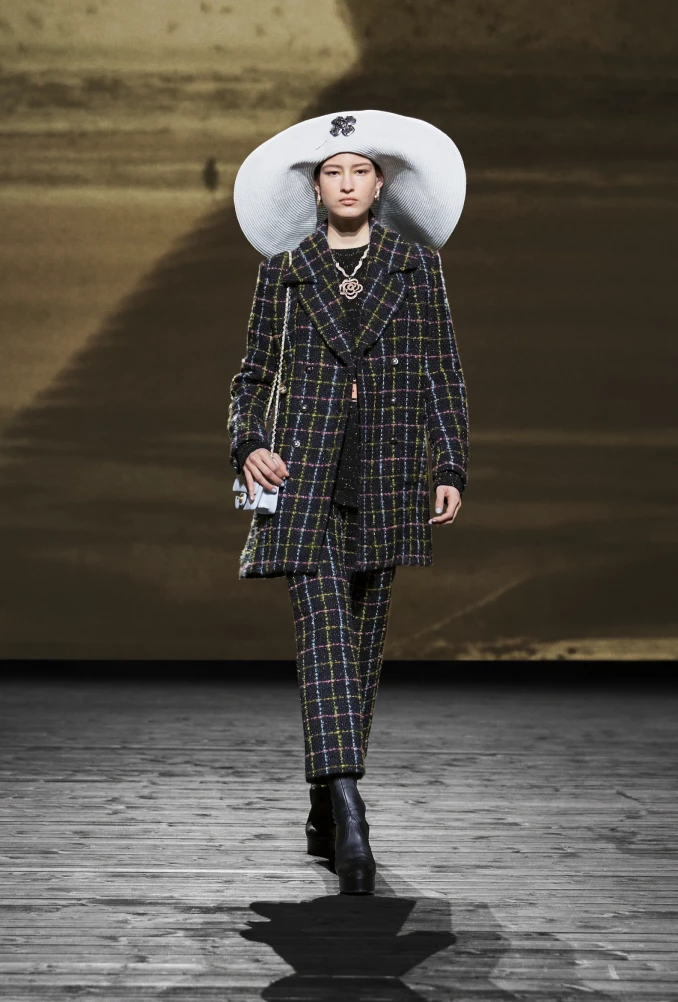 „Chanel” pristatė elegancija alsuojančią 2024–2025 m. rudens/žiemos kolekciją