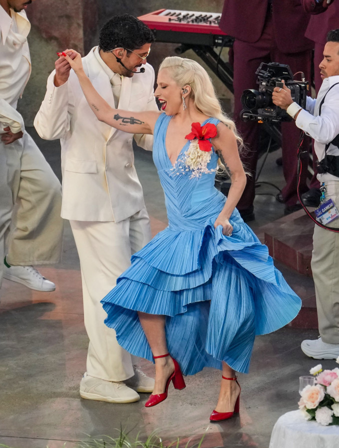 Dainininkai Bad Bunny ir Lady Gaga „Super Bowl“ pasirodyme