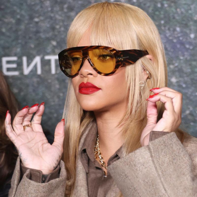 Rihanna su Tom Ford saulės akiniais Ft1044