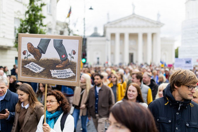 Sostinėje vyksta protestas prieš valdančiąją koaliciją: tūkstantinė minia susirinko prie Seimo