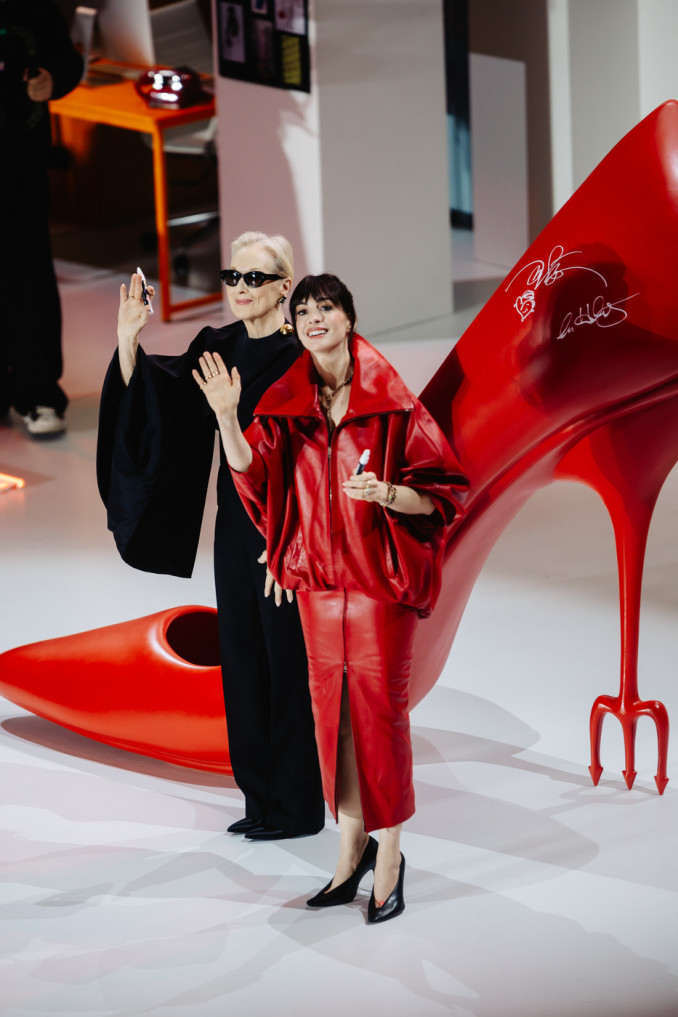 Aktorė Anne Hathaway filmo „Ir velnias dėvi Prada 2“ premjeroje vilki „Balenciaga“ kostiumėlį