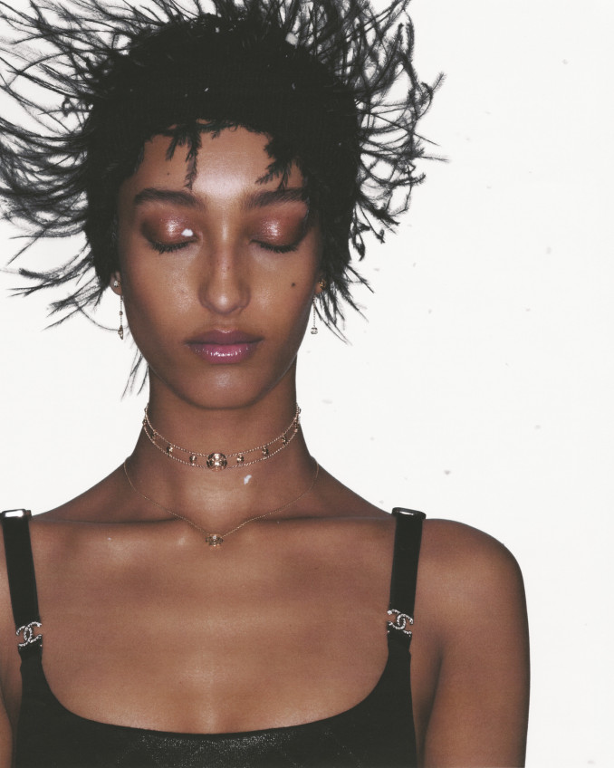 „Chanel Fine Jewelry“ juvelyrika, modelis Mona Tougaard. Linijos „EXTRAIT DE CAMÉLIA“ rožinio aukso ir deimantų auskarai bei kaklo papuošalai