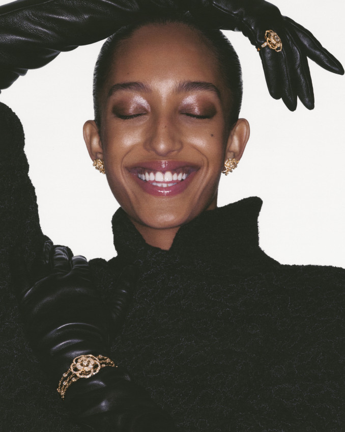 „Chanel Fine Jewelry“ juvelyrika, modelis Mona Tougaard. Linijos „Bouton de Camélia“ auksiniai auskarai, žiedas ir apyrankė, puošti deimantais