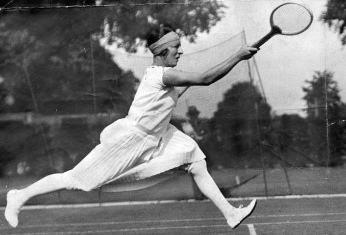 Teniso aikštyne S. Lenglen vilkėdavo specialiai sportuoti skirtą trumputę suknelę, o už šio ribų – elegantiškas, nešiodavo skrybėles