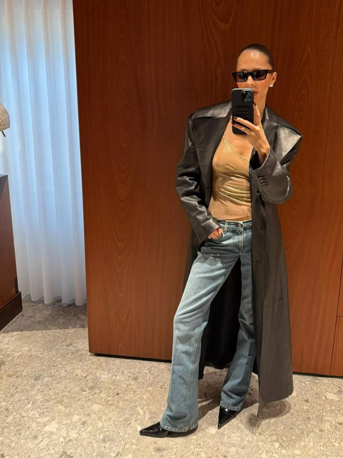 Džinsai derinami su ilgu odiniu švarku