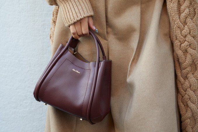 Klasikinė rankinė su rankena viršuje