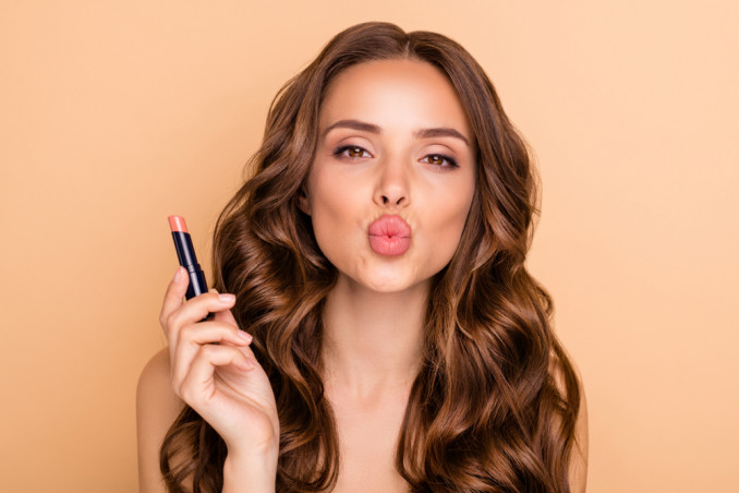 Triukai, kurie padės lūpoms atrodyti jauniau