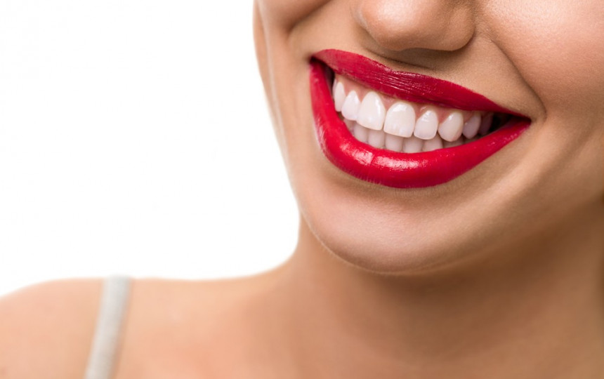 Улыбнулся и покраснел. Идеальные зубы. Девушка с красивыми зубами. Красивая улыбка зубы. Красная помада и желтые зубы.