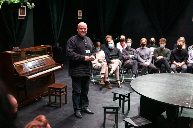 Keistuolių teatro jauniausieji kviečia į savaitės trukmės pasimatymą teatre