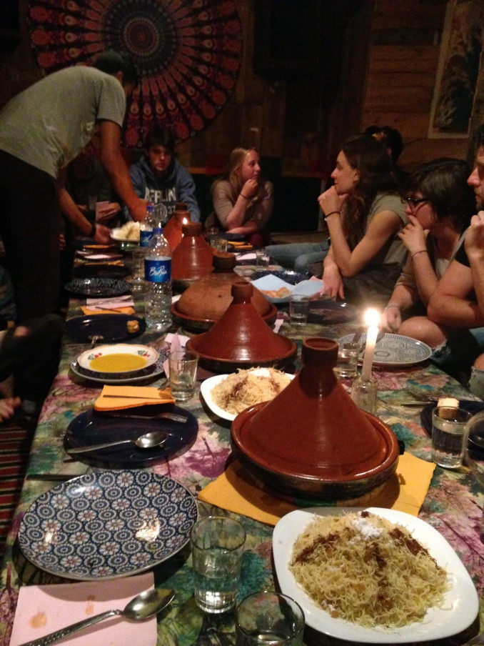 Bendra vakarienė hostelyje