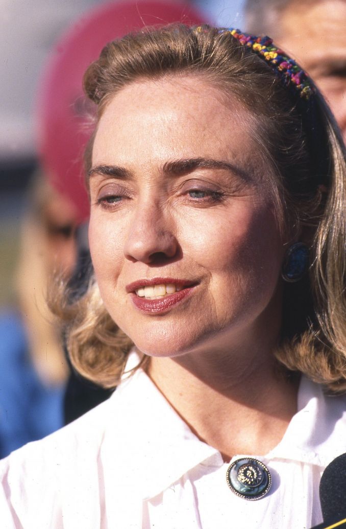 Atsukus laiką: H. Clinton labai mėgo puoštis plaukų lankeliais. Šių neatsisako ir dabar