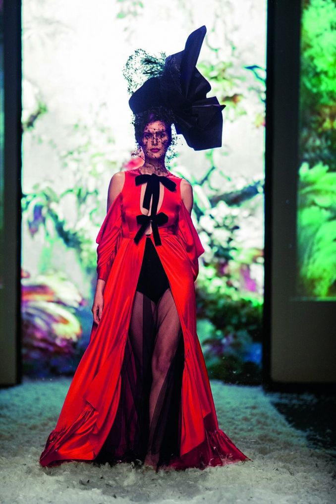 Naujausioje kolekcijoje daug raudonos spalvos. Anot Inese’s, ją moterys renkasi, kai nori pasijusti stiprios