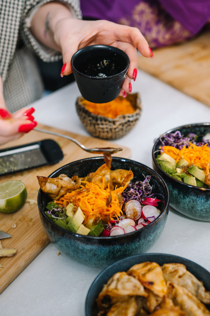 Azijietiškas dubenėlis su „Gyoza“ koldūnais