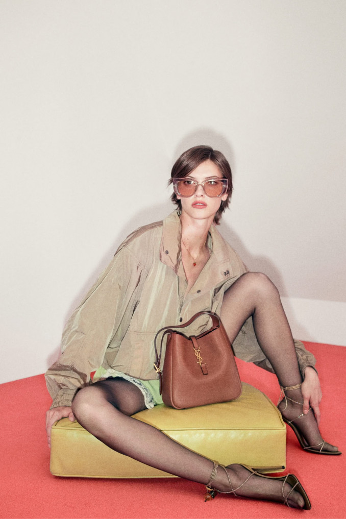 Vėjastriukė, „Acne Studios“, sijonas, „Max Mara“, aukštakulniai, „Christian Louboutin“, palaidinė, „Jacques Wei“, rankinė ir apyrankė, „Saint Laurent“