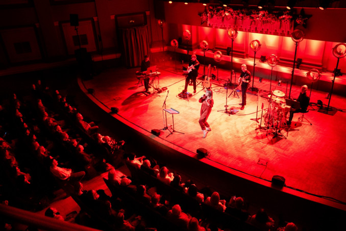 Neda sugrįžo su legendinėmis dainomis: kelionė laiko mašina ir jautri žinutė