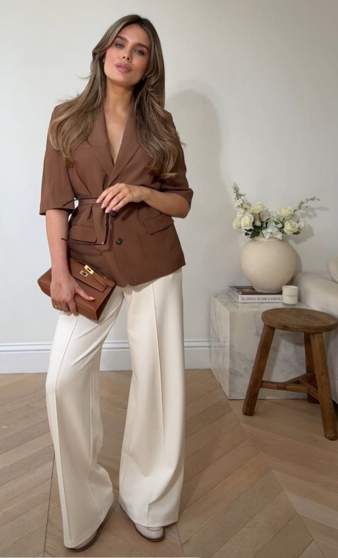 Įliemenuotas švarkas su diržu