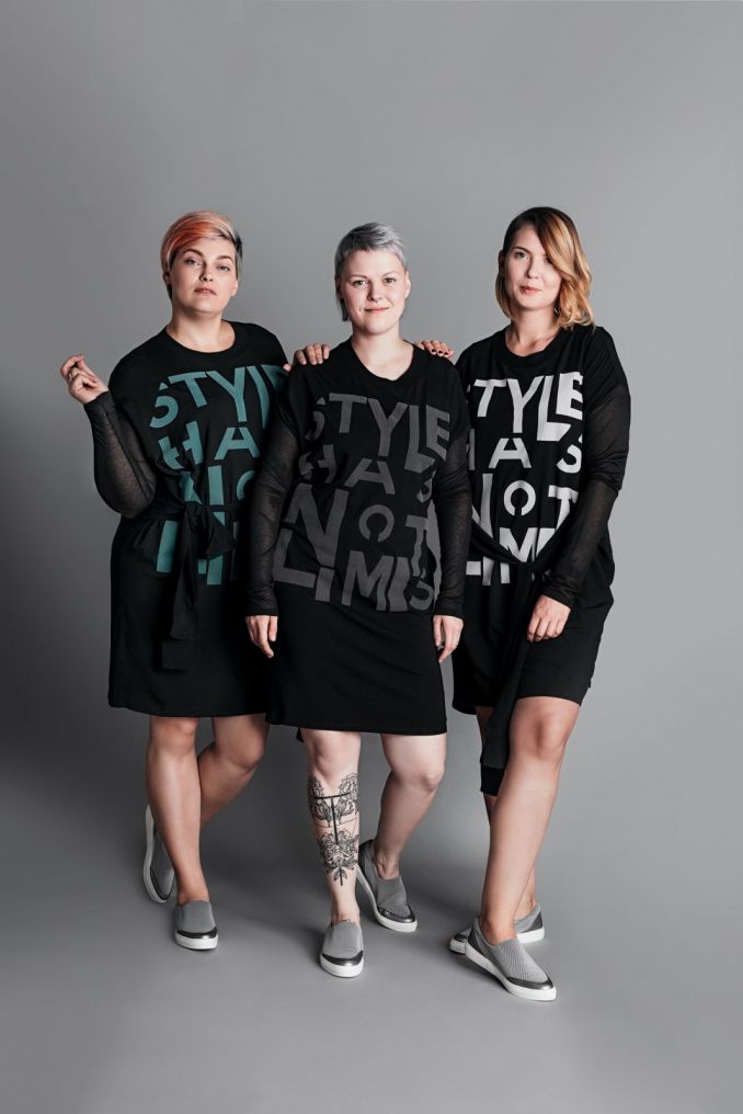 „MOTERIS by Julia Janus“ kolekcijos modeliai vilki UK16 (EU 44) dydžio drabužius