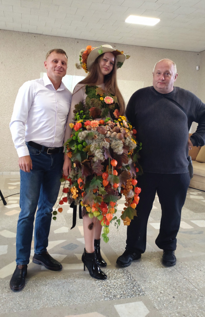 Floristas Modestas Vasiliauskas sukūrė suknelę, kurią galima suvalgyti – pristatė ją Kabelių šventėje