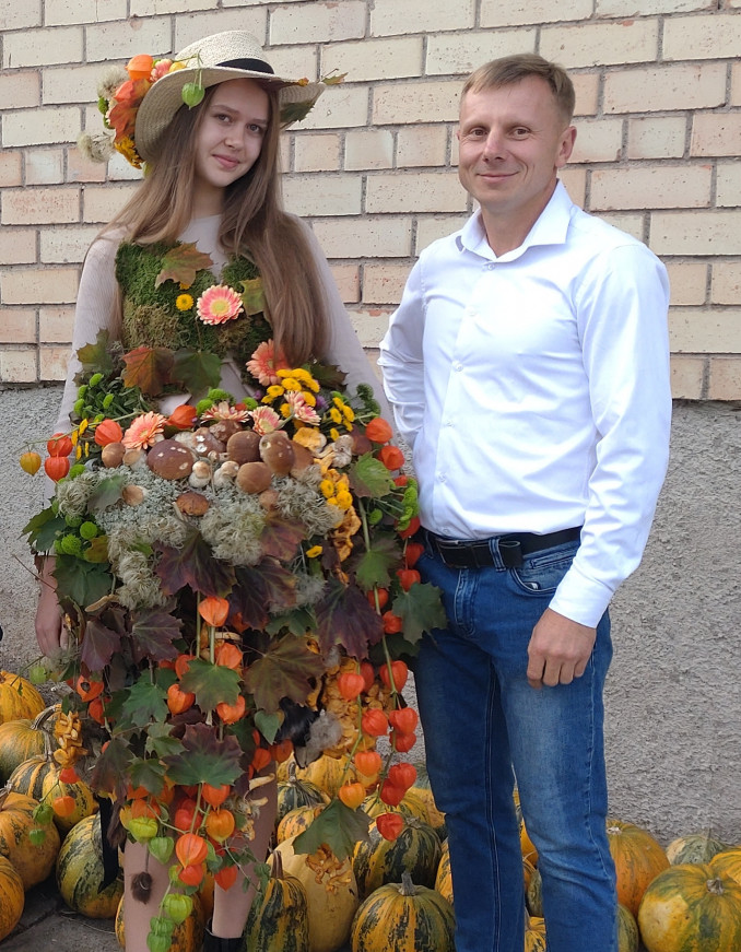 Floristas Modestas Vasiliauskas sukūrė suknelę, kurią galima suvalgyti – pristatė ją Kabelių šventėje