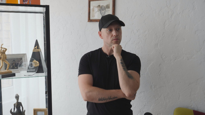 Dainininkas Sasha Song: „Gulėjau ant čiužinio, aplink buvo buteliai ir aš tarp jų“